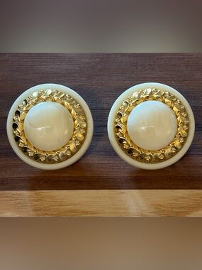 💛Unsigned Coro Era White Moonglow & Gold Tone Clip-Ons - Vintage MCM💛